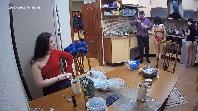 Indira_Kostja_visit_MKW_220907_kitchen_realm62-cam12-1662576361