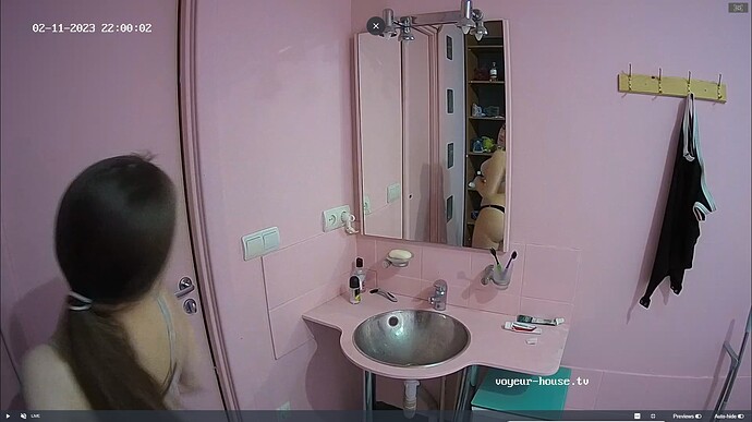 Ashampoo_Snap_samedi 11 février 2023_17h0m41s_031_Bathroom camera at Tonk reallifecam apartment at Voyeur House TV (cam112) - Google Chrome