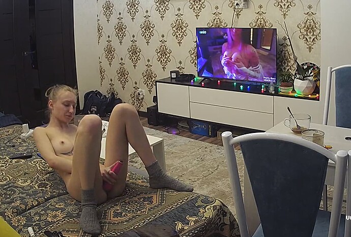 Ashampoo_Snap_dimanche 19 mars 2023_18h56m34s_048_Living room camera at Rachel reallifecam apartment at Voyeur House TV (cam12) - Google Chrome