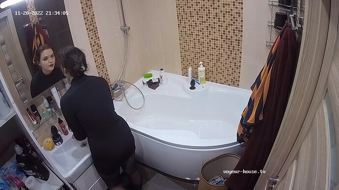 01_Indira_Kostja_visit_M&H_221120_Indira_bathroom_realm18-cam111-1668970281