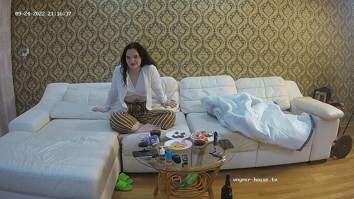 yy-Indira_visit_MWK_220924_Indira_livingroom_couch_realm62-cam14-1664043431