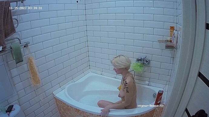 Wanda_221115_blond_bathtub_@_Vegas_realm14-cam112-1672946304