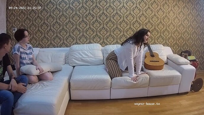 yy-Indira_visit_MWK_220924_Indira_livingroom_couch_photosession_guitar_realm62-cam14-1664113211