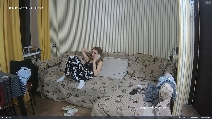 Ashampoo_Snap_dimanche 12 mars 2023_20h40m26s_004_Living room camera at Jack & Rose reallifecam apartment at Voyeur House TV (cam12) - Google Chrome