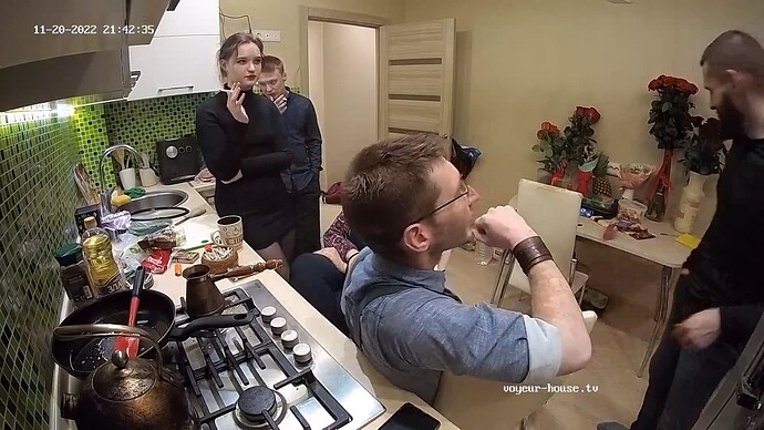 02_Indira_Kostja_visit_M&H_221120_Indira_Kostja_kitchenbunch_smoking_realm18-cam11-1668970826