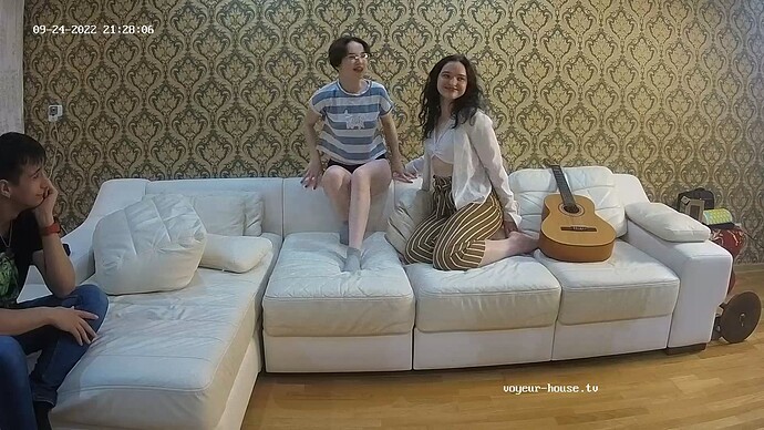 yy-Indira_visit_MWK_220924_Indira_livingroom_couch_photosession_Wendy_kiss_realm62-cam14-1664113320