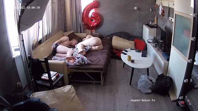 086-Indira_Kostja_houssitting_M&H_221126_Indira_Kostja_livingroom_s___ping_realm18-cam14-1669475319