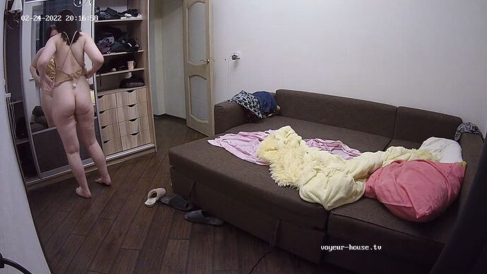 029-Indira_getting_dressed_GBR_220224_realm48-cam19-1645724091