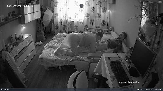 Ashampoo_Snap_lundi 5 février 2024_12h24m38s_002_Living room camera at Ariela & Sebastian reallifecam apartment at Voyeur House TV (cam15) - Google Chrome