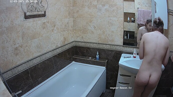 realm128-cam19-1765357631