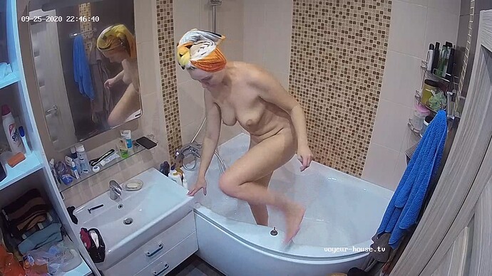 Maren_200925_bath_@_M&H_realm18-cam111-1696419777