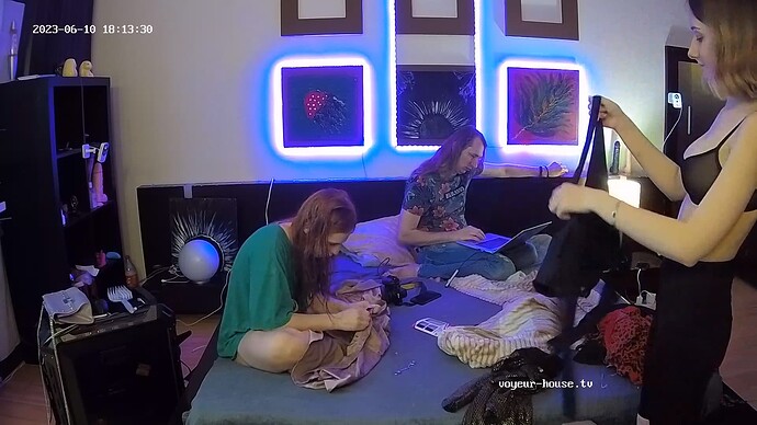 newbie_230610_changing_bedroom_@_S&E&C_realm44-cam18-1686410454