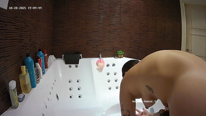 realm8-cam114-1761671455