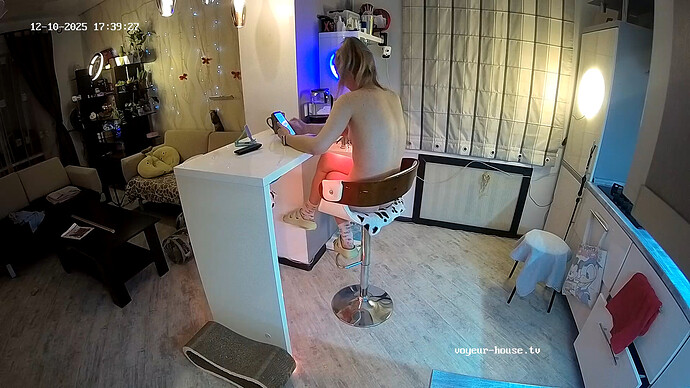 realm64-cam112-1765377607