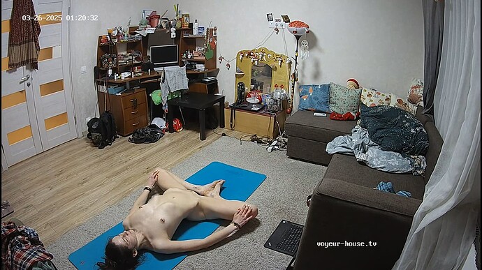 Ashampoo_Snap_mardi 25 mars 2025_23h20m58s_033_Living room camera at Camille reallifecam apartment at Voyeur House TV (cam15) - Google Chrome