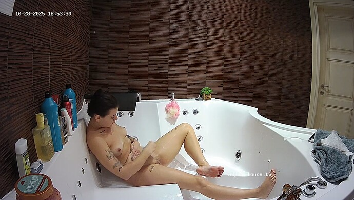 realm8-cam114-1761670729