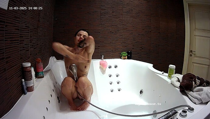 realm8-cam114-1762172768