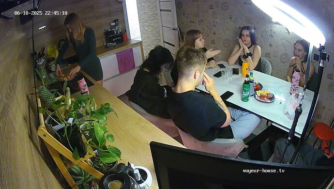 realm64-cam12-1749584743