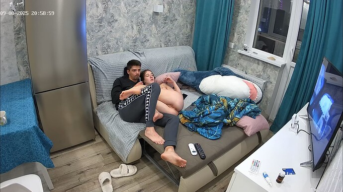 Ashampoo_Snap_lundi 8 septembre 2025_19h59m41s_007_Living room camera at Lola reallifecam apartment at Voyeur House TV (cam13) - Google Chrome