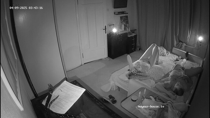 Ashampoo_Snap_mercredi 9 avril 2025_2h43m35s_009_Living room camera at Mariarty & Fairy, Teanna & Ronin reallifecam apartment at Voyeur House TV (cam13) - Google Chrome