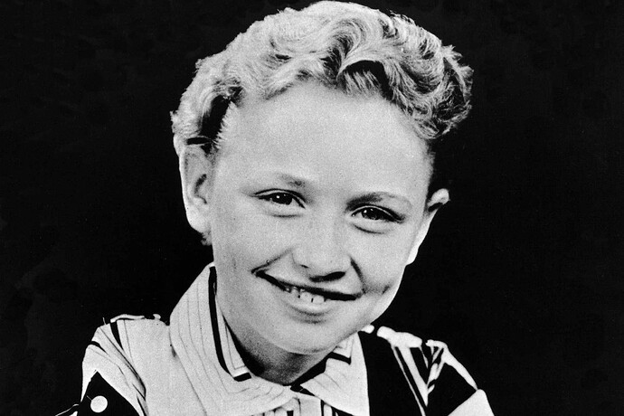 dolly-parton-portraits-11-5b2fd75fe6c94d44b74fd3a7c0683f9d