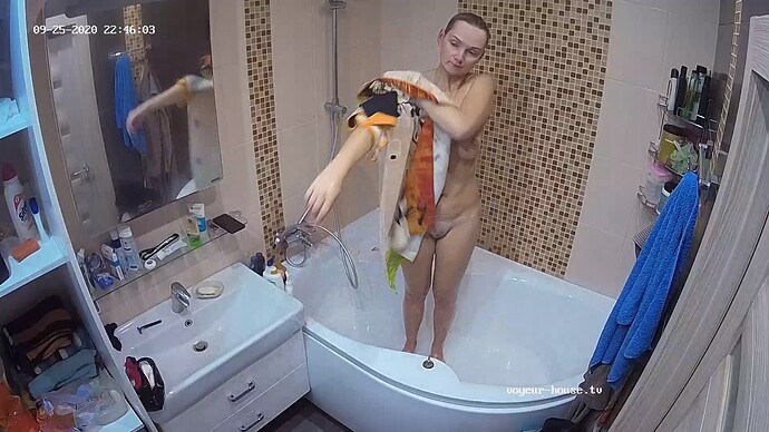 Maren_200925_bath_@_M&H_realm18-cam111-1696419730