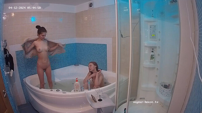 Naomi_240412_Martha_bathtub_@_TAM_standing_realm19-cam123-1712890234