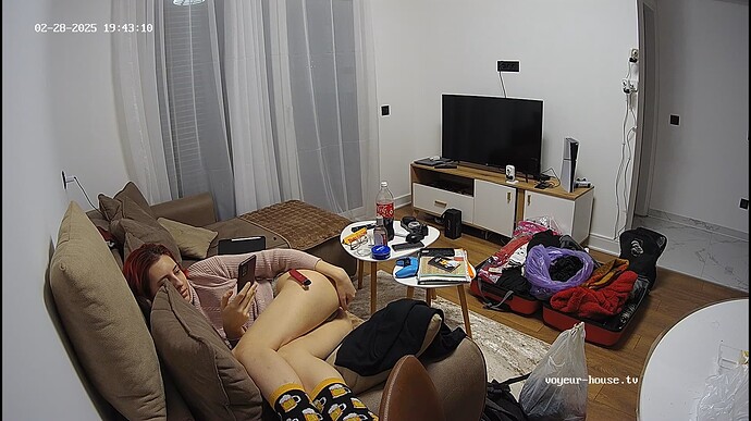 Ashampoo_Snap_vendredi 28 février 2025_19h43m49s_004_Living room camera at Marianthi reallifecam apartment at Voyeur House TV (cam14) - Google Chrome