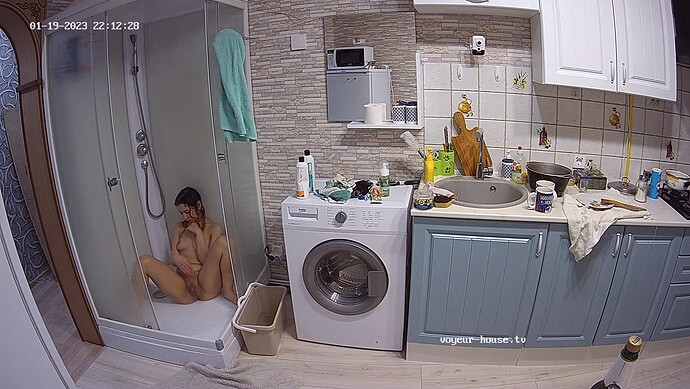 Lilka_230119_fingerbate_in_kitchenshower_realm11-cam19-1674157779