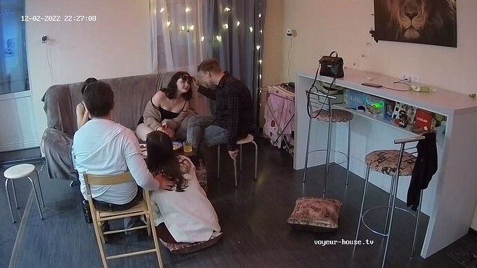 Indira_Kostja_221202_SIK_livingroom_couchbunch_sunglasses_realm45-cam13-1670009737