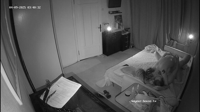 Ashampoo_Snap_mercredi 9 avril 2025_2h40m52s_008_Living room camera at Mariarty & Fairy, Teanna & Ronin reallifecam apartment at Voyeur House TV (cam13) - Google Chrome