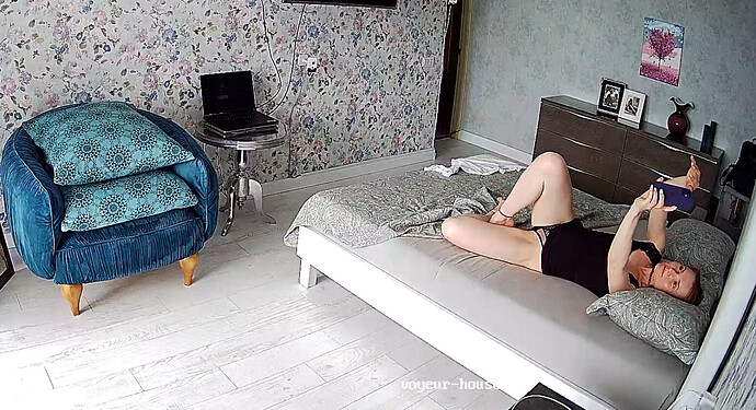 Screenshot 2023-06-05 at 09-07-13 Guest bedroom camera at Sophia Elon Claudia reallifecam apartment at Voyeur House TV (cam110)