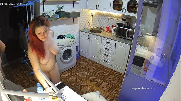 Ashampoo_Snap_dimanche 6 avril 2025_0h15m29s_002_Kitchen camera at Mariarty & Fairy, Teanna & Ronin reallifecam apartment at Voyeur House TV (cam11) - Google Chrome