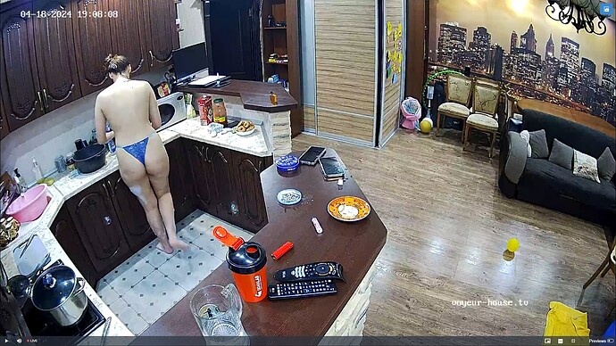 Ashampoo_Snap_jeudi 18 avril 2024_18h8m38s_005_Kitchen camera at Yuneska & Radu reallifecam apartment at Voyeur House TV (cam12) - Google Chrome