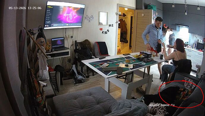 Rastajacket_260513_couch_@_Henry