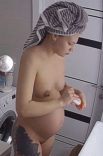 Queen_240131_nipples_pregnant_bathroom_@E&_Queen_realm67_01