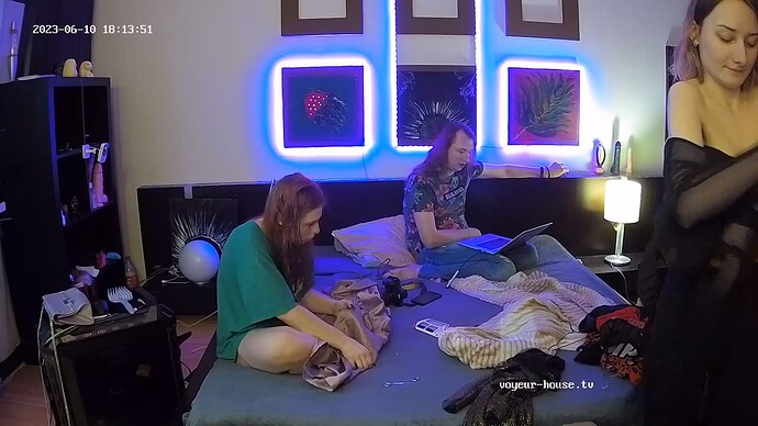 newbie_230610_changing_bedroom_@_S&E&C_realm44-cam18-1686410506