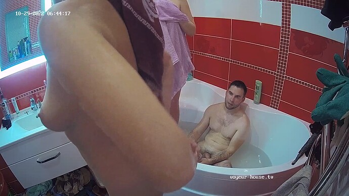 Debbie_221029_bathtub_Rodan_Maren_@_Jirina_realm48-cam19-1692588132