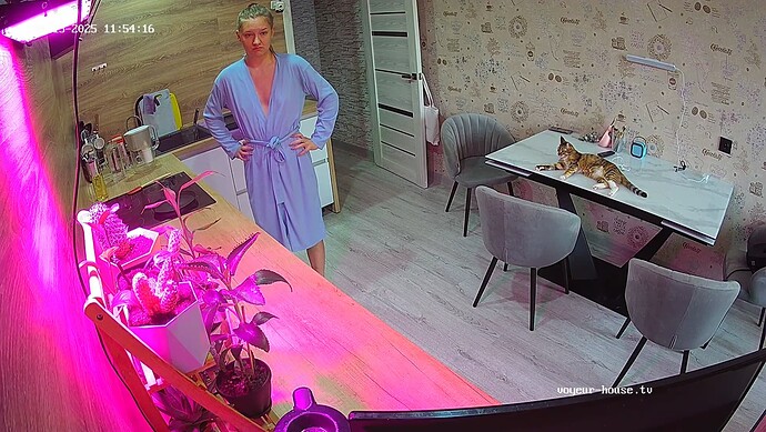 realm64-cam12-1744707292