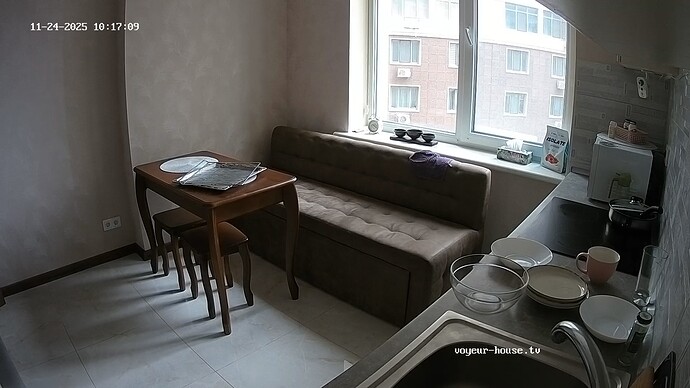 realm124-cam12-1763974273