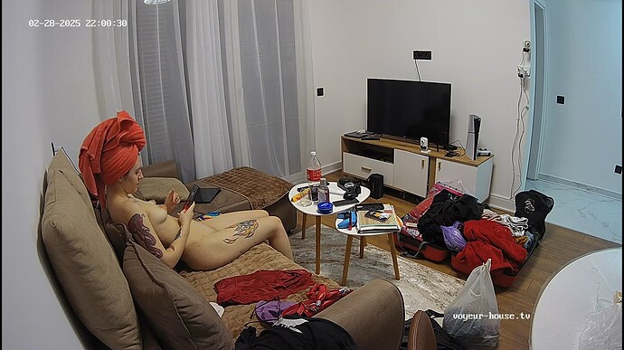 Ashampoo_Snap_vendredi 28 février 2025_22h1m11s_004_Living room camera at Marianthi reallifecam apartment at Voyeur House TV (cam14) - Google Chrome
