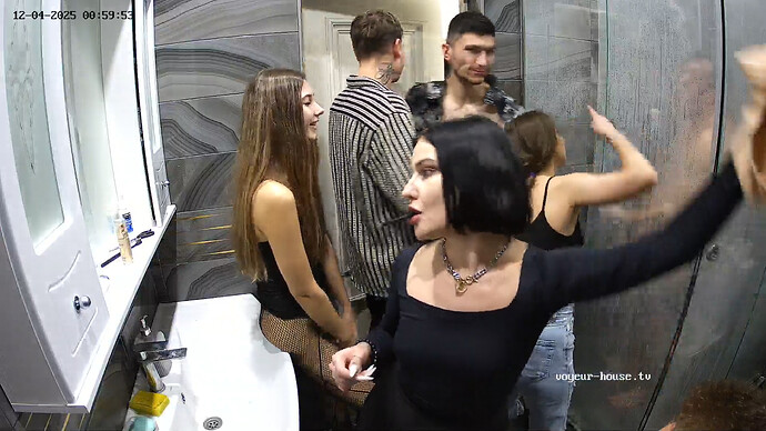 realm126-cam113-1764808182