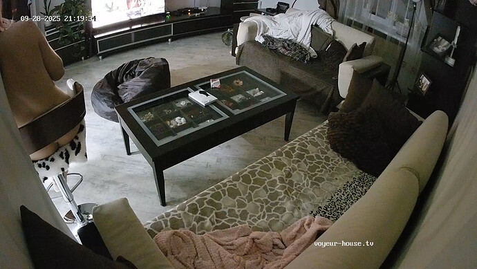 realm64-cam16-1759083628