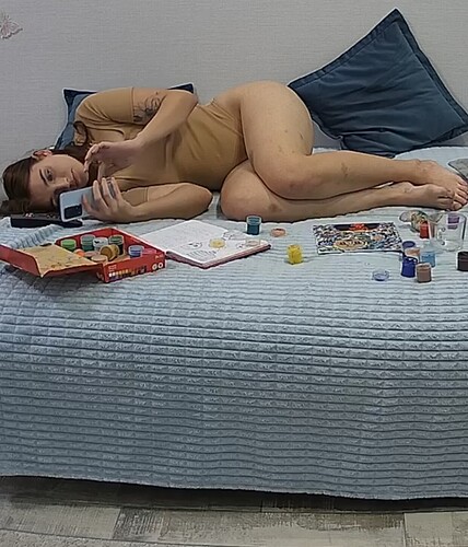 8557