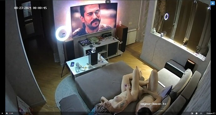 Ashampoo_Snap_jeudi 22 août 2024_23h1m26s_002_Living room camera at Teanna & Ronin reallifecam apartment at Voyeur House TV (cam13) - Google Chrome