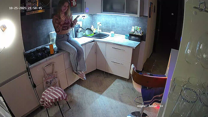 realm64-cam12-1761418285