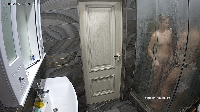 realm126-cam113-1764799836