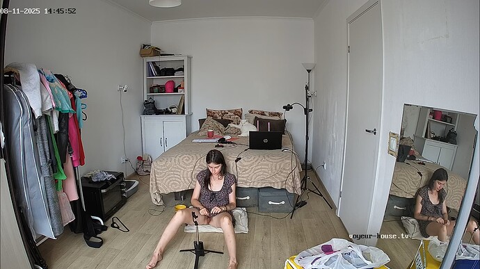 Ashampoo_Snap_lundi 11 août 2025_13h46m33s_014_Bedroom camera at Bonya & Clavdiy reallifecam apartment at Voyeur House TV (cam17) - Google Chrome