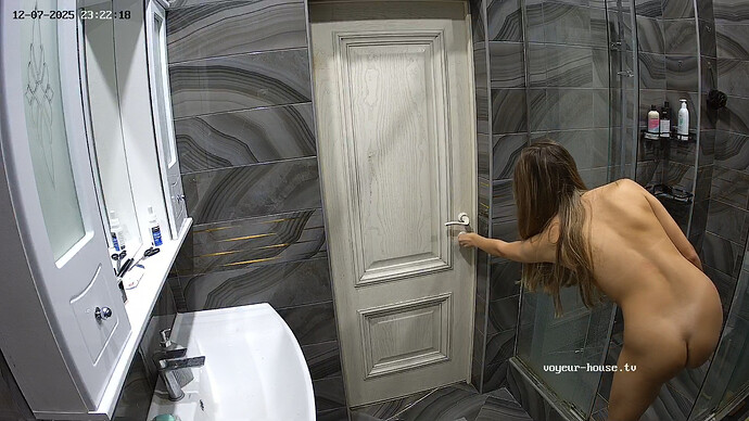 realm126-cam113-1765149339