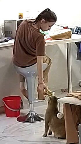 Helli shares with Busya close up